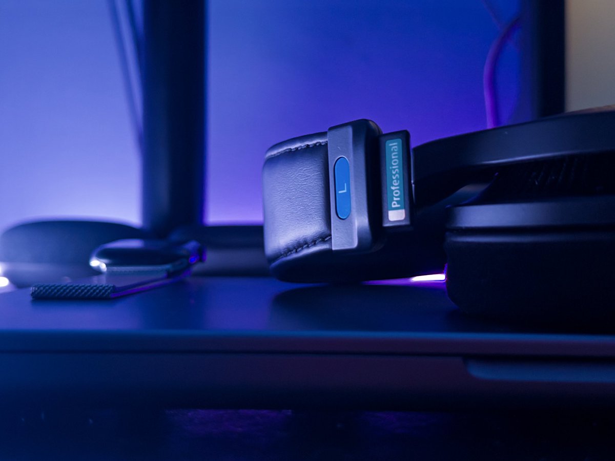 Sony MDR-MV1.
Hopefully a worthy contender to my HD580s
//Shot on iPhone 17 Pro + Project Indigo