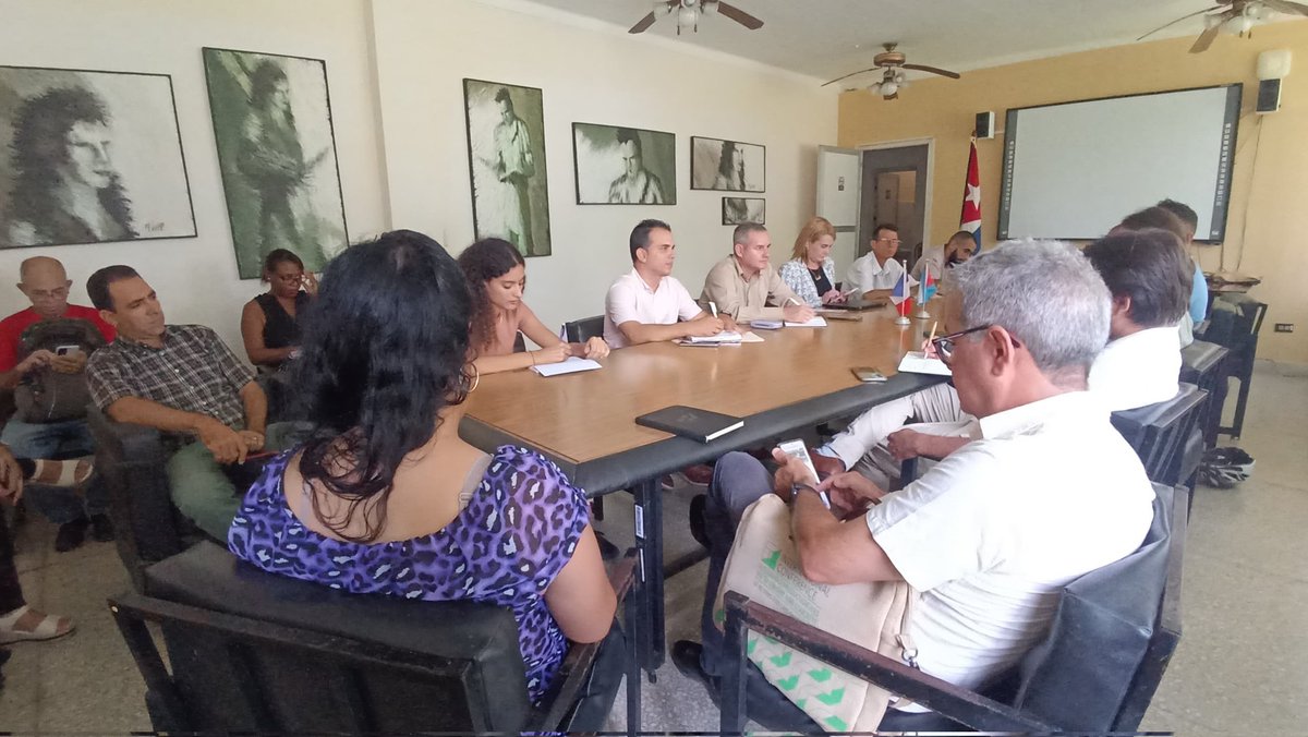 🇫🇷🤝🇨🇺 Intercambio académico en la #UCLVnuestra con la Sra. Marion Tremblay, representante de la Embajada de Francia en Cuba.
📚 Se presentaron oportunidades de cooperación, becas, movilidad y financiamiento para proyectos científicos y académicos.
#UniversidadCubana