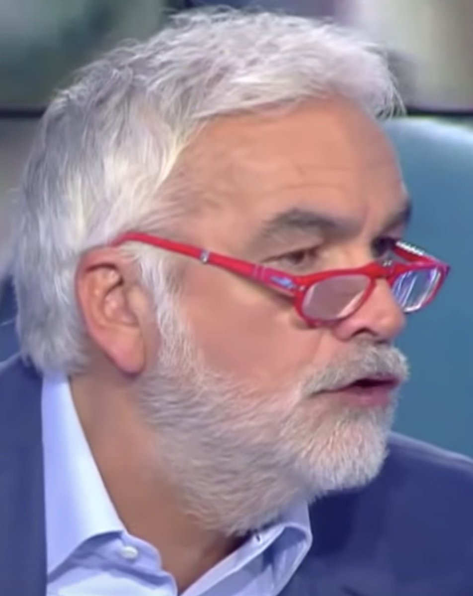 Escalet83's tweet image. « Les Français ne méritent pas mon mari » #BrigitteMacron :
#pascalpraud vient au secours de Brigitte Macron dans l&apos;#HeureDesPros2
La pauvre femme serait extrêmement affectée par ce qu&apos;il se dit à son sujet sur les réseaux sociaux. 
Qu&apos;elle aille vivre sur Uranus si on la dérange