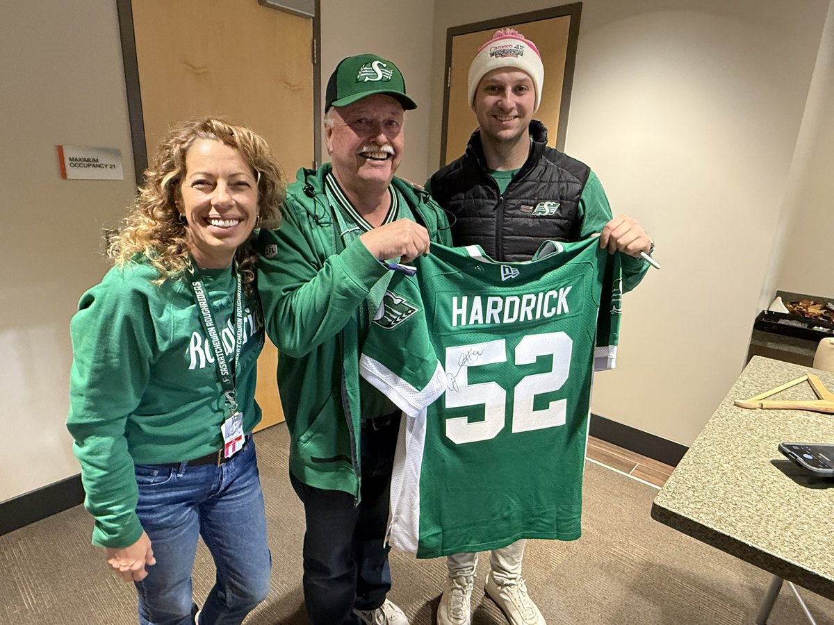wpizz's tweet image. Congratulations to all of our winners of this years @sskroughriders “Suite Deal”! The lucky winners were treated to a VIP experience complete with Western Pizza 🍕 and a lucky winner walked away with an autographed Jermarcus Hardrick Jersey #proudpartner #westernpizza #suitedeal