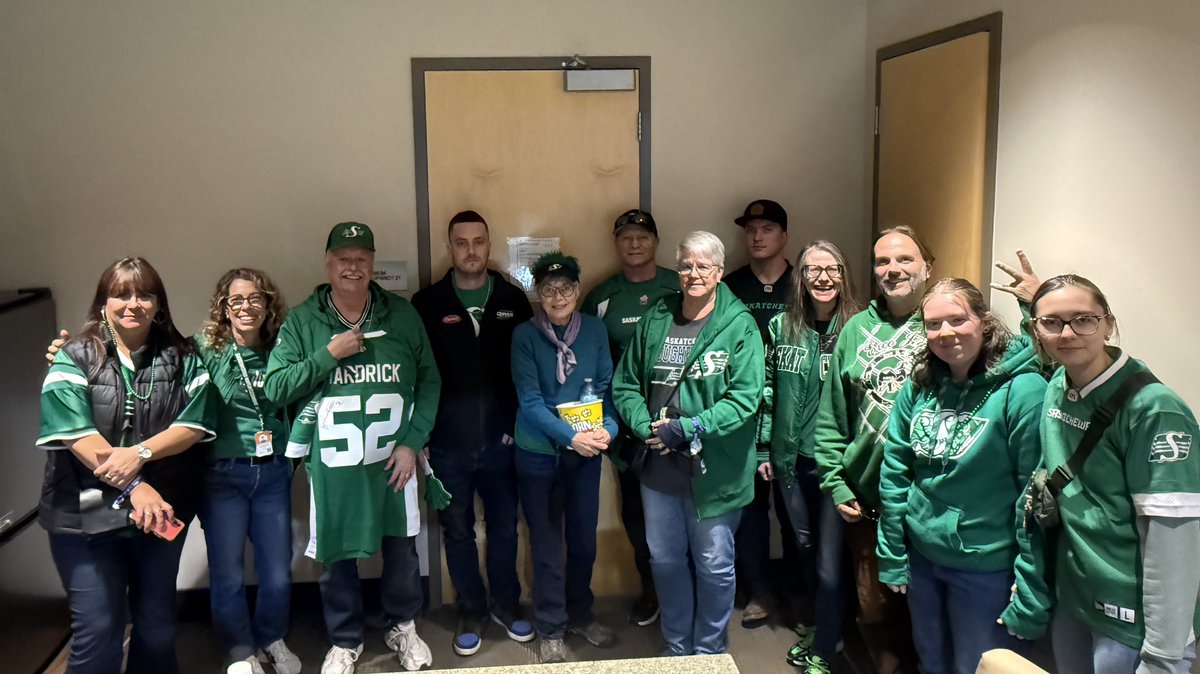 wpizz's tweet image. Congratulations to all of our winners of this years @sskroughriders “Suite Deal”! The lucky winners were treated to a VIP experience complete with Western Pizza 🍕 and a lucky winner walked away with an autographed Jermarcus Hardrick Jersey #proudpartner #westernpizza #suitedeal