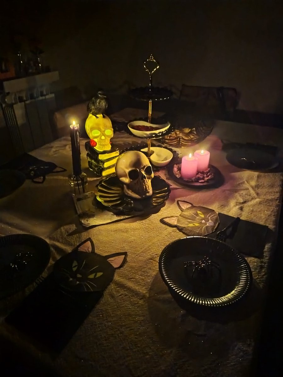 Mia moglie mi ha accolto così...che faccio, mangio con la destra mentre mi tocco con la sinistra?? 💀⚰️🧟‍♂️