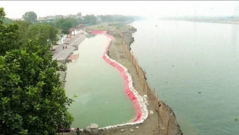 rcrohitcse's tweet image. दिल्ली भाजपा सरकार का शानदार काम!

पिछले साल यमुना इतनी जहरीली हो चुकी थी कि कोर्ट में यमुना तट पर छट पूजा की परमिशन ही नहीं दी थी।

इस साल भाजपा सरकार के सिर्फ 7-8 महीने में ही यमुना से वो जहरीला झाग गायब हो गया!
सरकार ने आम लोगों के लिए साफ पानी से एक अलग से घाट भी बनाया है,…