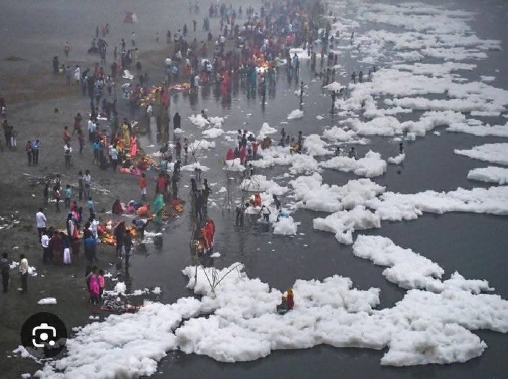 rcrohitcse's tweet image. दिल्ली भाजपा सरकार का शानदार काम!

पिछले साल यमुना इतनी जहरीली हो चुकी थी कि कोर्ट में यमुना तट पर छट पूजा की परमिशन ही नहीं दी थी।

इस साल भाजपा सरकार के सिर्फ 7-8 महीने में ही यमुना से वो जहरीला झाग गायब हो गया!
सरकार ने आम लोगों के लिए साफ पानी से एक अलग से घाट भी बनाया है,…