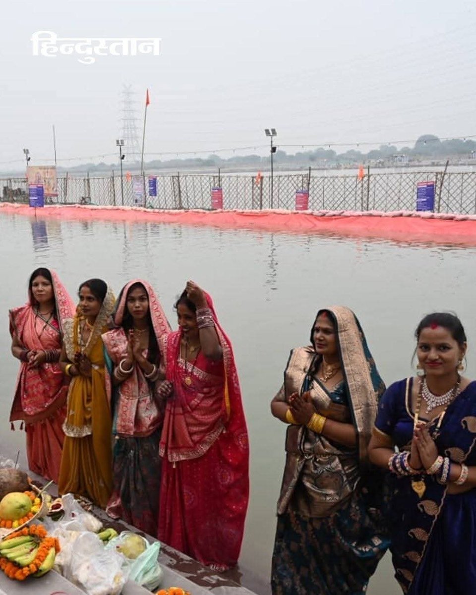 rcrohitcse's tweet image. दिल्ली भाजपा सरकार का शानदार काम!

पिछले साल यमुना इतनी जहरीली हो चुकी थी कि कोर्ट में यमुना तट पर छट पूजा की परमिशन ही नहीं दी थी।

इस साल भाजपा सरकार के सिर्फ 7-8 महीने में ही यमुना से वो जहरीला झाग गायब हो गया!
सरकार ने आम लोगों के लिए साफ पानी से एक अलग से घाट भी बनाया है,…