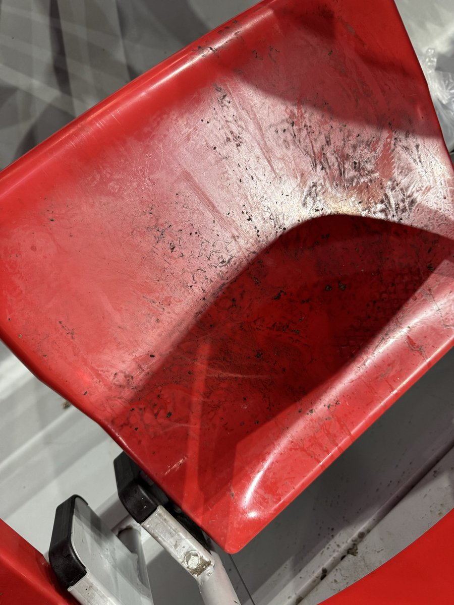 Digo yo que <a href="/Baskonia/">Kosner Baskonia</a> se podría dignar a limpiar los asientos que están llenos de putisima mierda después del evento face 2 face del finde