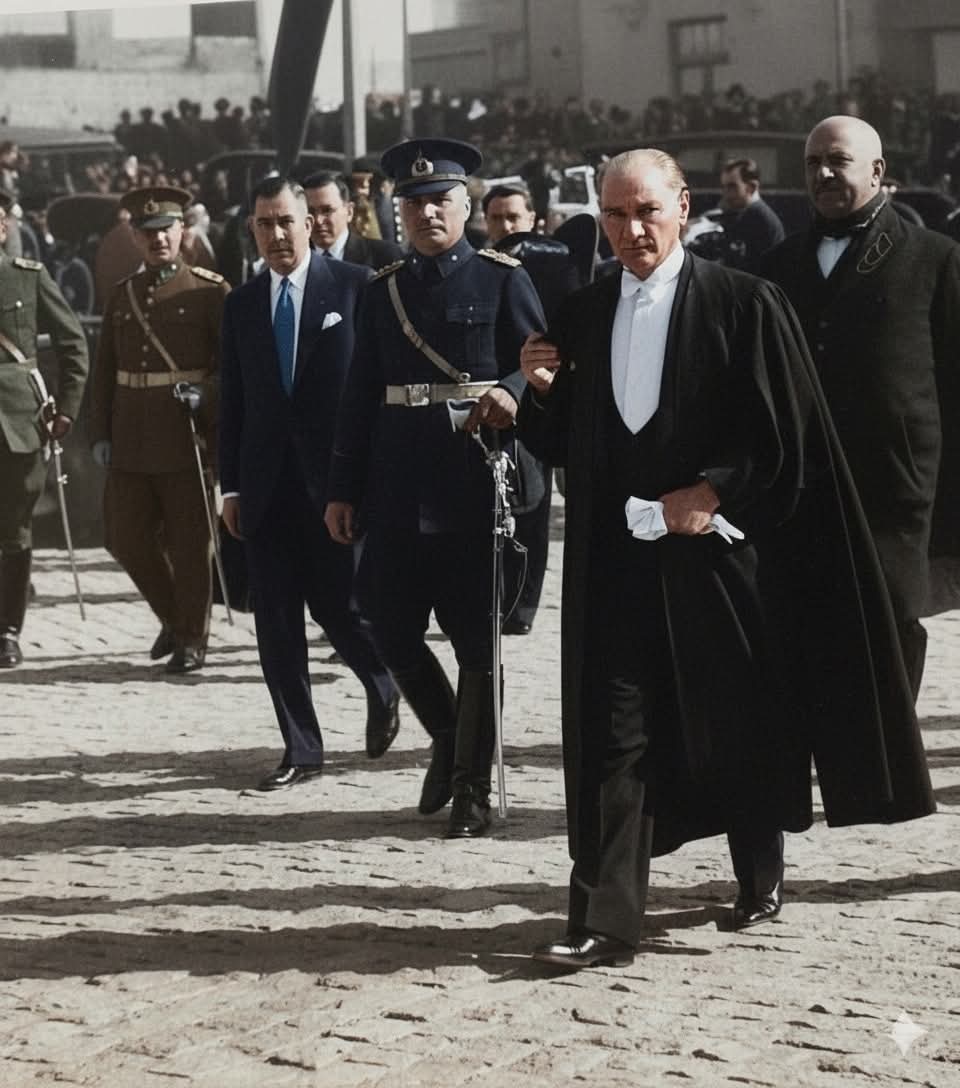 Mustafa Kemal Atatürk'ün Cumhuriyet Bayramı tebriklerini kabul için meclise gelişi. (29.10.1936)