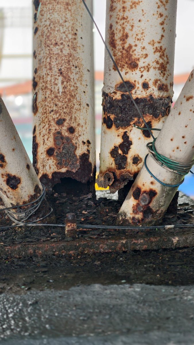 im__nair01's tweet image. 📍The roof of Kochi’s Jawaharlal Nehru Stadium looks rusted, damaged &amp;amp; unsafe. It looks scary!!!
30,000+ fans will gather here for ISL matches and possibly even for Argentina game in March!
We need a real renovation, not patchwork 🙏🏻 

Pic and video is forwarded here as received