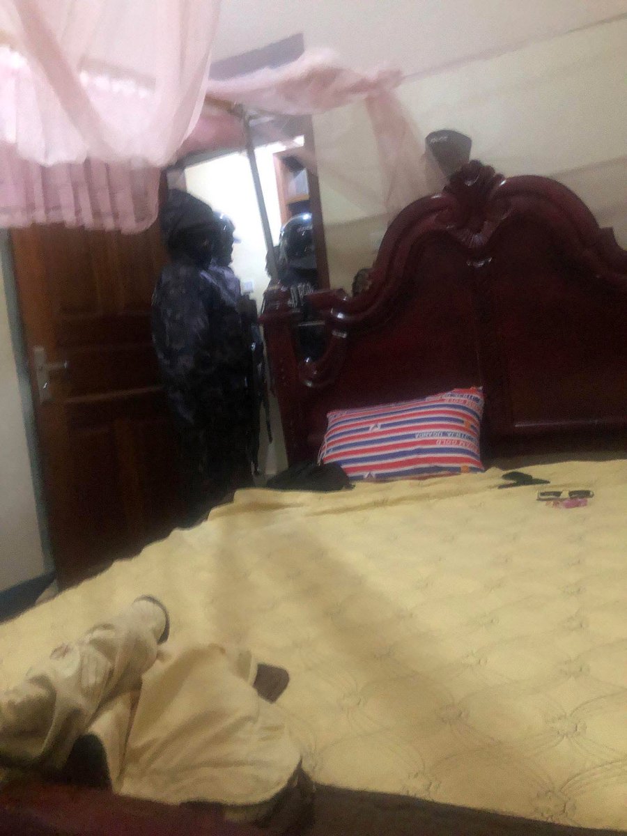 Breaking!

Police have raided and are breaking into every room of the hotel where the president and his team were residing for the night 

They are paper spraying and tear-gassing every room 

This impunity must be called out and stopped

#AnewUgandaNowNow