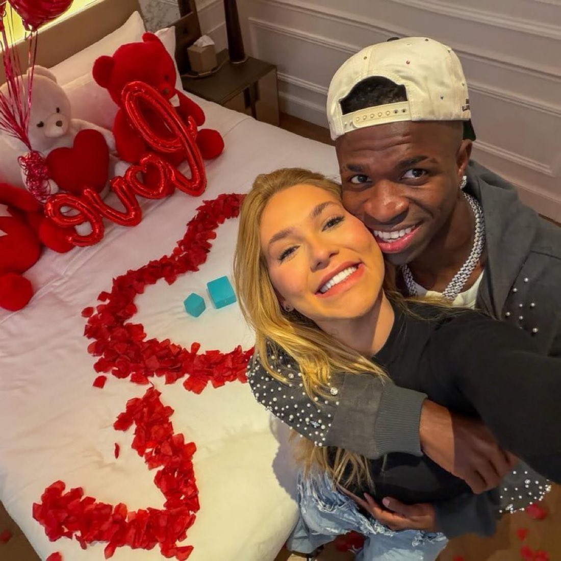 loonapostagem's tweet image. acho lindo que o vini jr com o salario de um bilionário fez um pedido de namoro pra virginia com o orçamento de um jovem aprendiz que leva a namorada jantar no bk e usa polaroid na capinha do celular