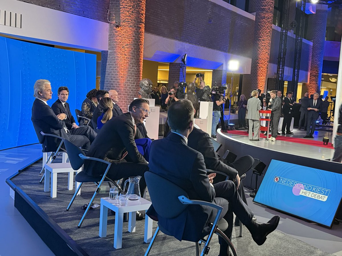 Ze zitten er klaar voor #Slotdebat #NOS