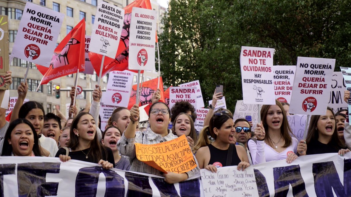 Hoy Madrid ha sido un clamor por Sandra Peña, contra el bullying y los discursos de odio en nuestros centros de estudio.

Hay responsables: quienes desde las instituciones no hacen nada para evitar que este monstruo nos robe la vida y nos quiebre la salud mental. No estáis solas.