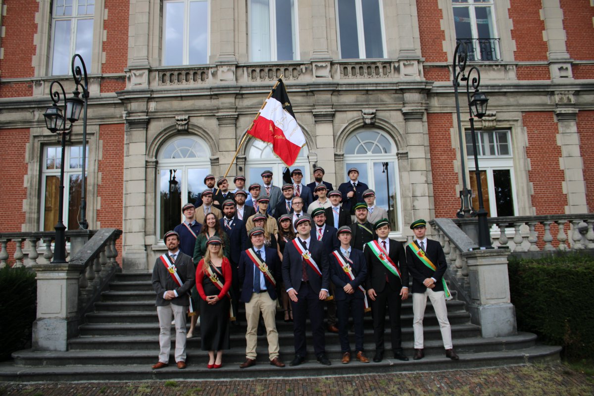 nsvnationaal's tweet photo. Vorige maand vond onze Landdag plaats in het prachtige kasteeldomein De Horst. Vier dagen en drie nachten lang stonden onze drie pijlers centraal: actie, vorming en studentikoze traditie.

Overdag vulden we onze tijd met sport en lezingen over uiteenlopende thema’s; ’s avonds genoten we van de kameraadschap die onze club zo uniek maakt. 

Ook dit jaar vierden we het samen met onze zustervereniging, GNSV (@GNSVnationaal), uit Noord-Nederland. Het was zonder twijfel een geslaagde Landdag.