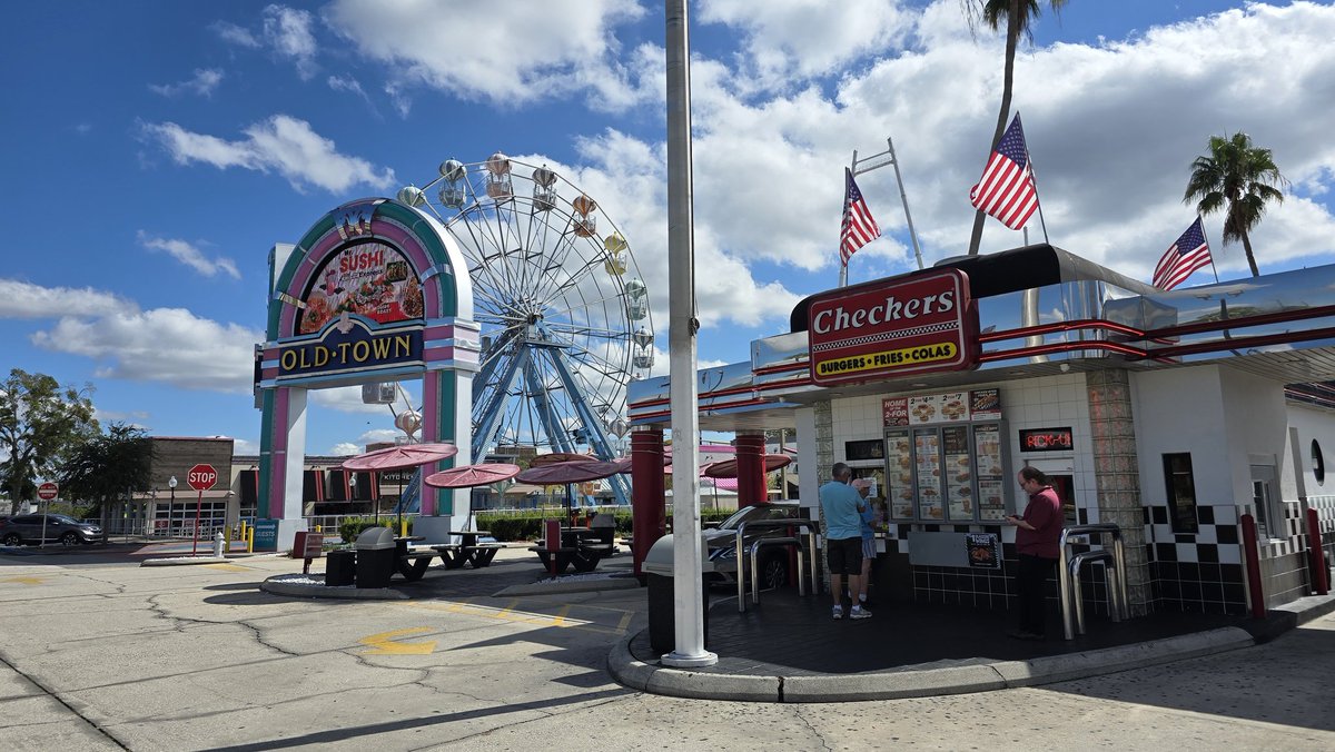 TransformARTive's tweet image. Hunting for a new rental to live &amp;amp; one is right by Old Town, a fake Main Street dead tourist trap of shops and run-down Fun rides. But a fake Main Street is still a walkable Main Street, and since there&apos;s few tourist means if I moved here it&apos;s a private Main Street just for me.