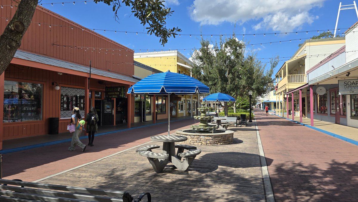 TransformARTive's tweet image. Hunting for a new rental to live &amp;amp; one is right by Old Town, a fake Main Street dead tourist trap of shops and run-down Fun rides. But a fake Main Street is still a walkable Main Street, and since there&apos;s few tourist means if I moved here it&apos;s a private Main Street just for me.