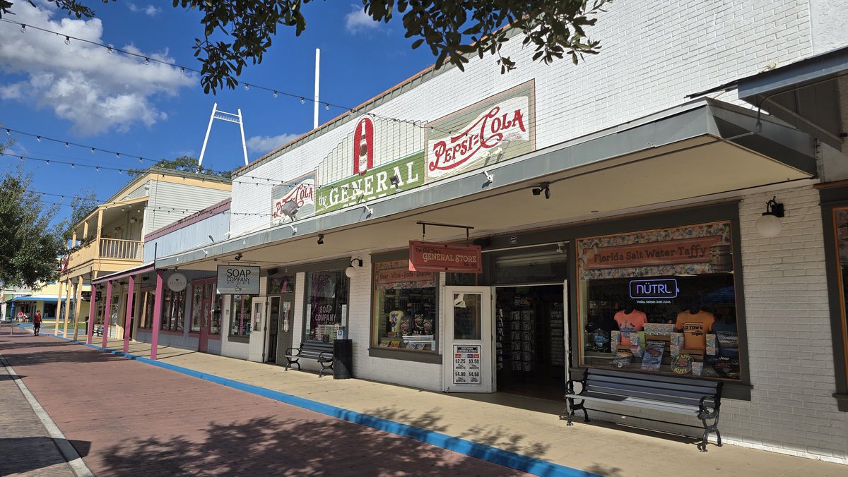 TransformARTive's tweet image. Hunting for a new rental to live &amp;amp; one is right by Old Town, a fake Main Street dead tourist trap of shops and run-down Fun rides. But a fake Main Street is still a walkable Main Street, and since there&apos;s few tourist means if I moved here it&apos;s a private Main Street just for me.
