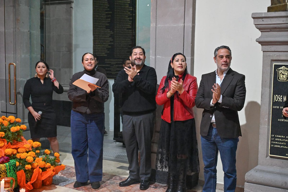 ✨🇲🇽 En el #CongresoEdomex celebramos con orgullo una de las tradiciones más queridas de nuestro país: el Día de Muertos 💀🌼

Te invitamos a visitar nuestra Ofrenda 2025, un homenaje lleno de color, historia y simbolismo.

Déjate envolver por el aroma del cempasúchil, los
