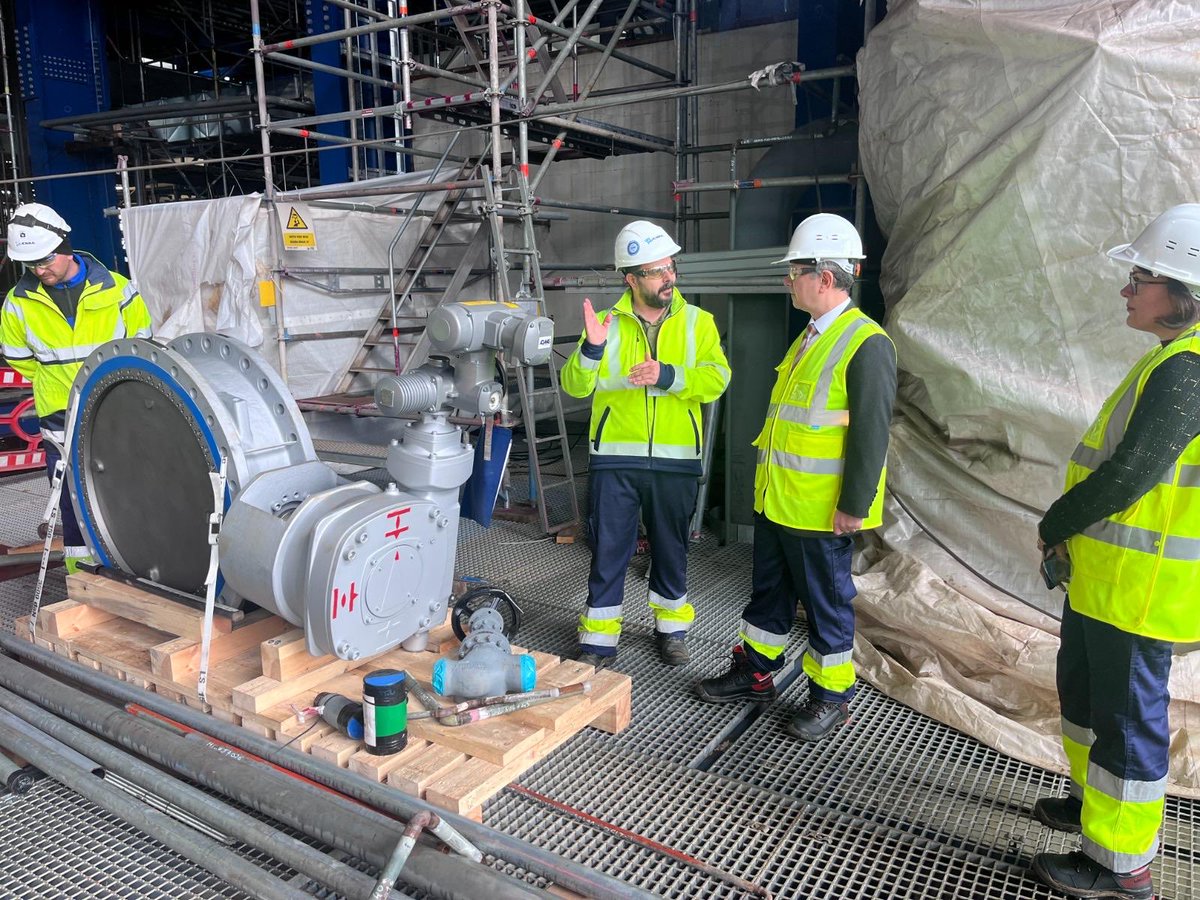 Başkonsolos Berati Alver, Ticaret Ateşemiz Yıldız Onur’la birlikte Enka ve Uniper ortaklığı tarafından Dradenau’da inşa edilen doğalgaz/Kombine Isı ve Güç Santrali (CCGT) inşaat sahasını ziyaret ederek 2026 yılı Eylül ayında teslimi öngörülen santrale ilişkin bilgi almıştır.