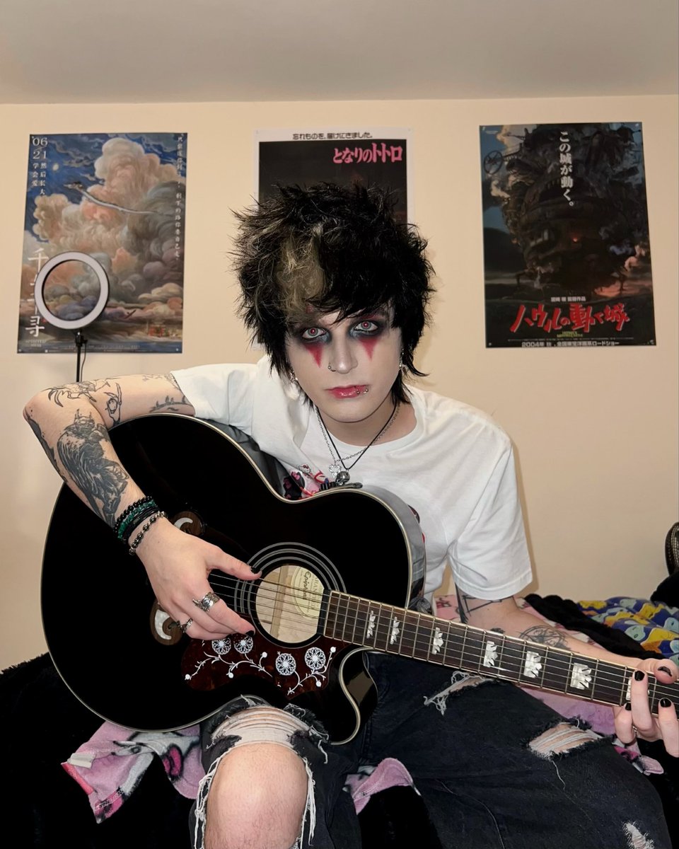 EndxInxSight's tweet photo. THANKS FOR ALL THE LOVE ON THE MUSIC VIDEO FOR ‘someone just like u’ if you haven’t checked it out yet link bio 🥀 and big thanks to everyone who’s been streaming it too 🖤 this is the first single from the new EP ‘My New Normal’ CANT WAIT TO SHOW YOU MORE! https://t.co/rOZrfjY8GB