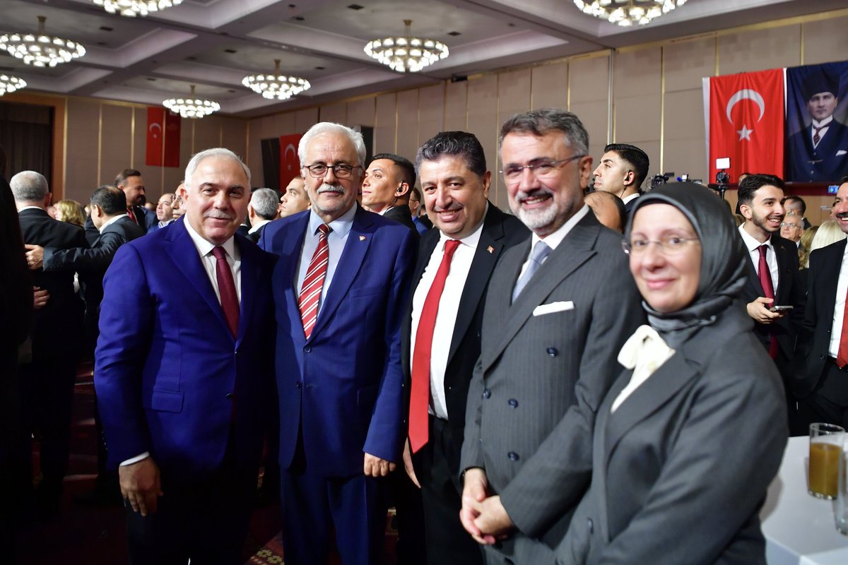 Cumhuriyetimizin 102. yılı onuruna, İstanbul Valimiz Davut Gül ve kıymetli eşi Gülden Gül’ün ev sahipliğinde düzenlenen 29 Ekim Cumhuriyet Bayramı Resepsiyonuna katıldık.

Nazik davetleri için Sayın Valimize ve değerli eşlerine teşekkür ediyorum. 🇹🇷