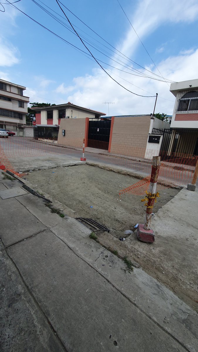 Sres. <a href="/interagua/">Interagua C. Ltda</a> <a href="/alcaldiagye/">Muy Ilustre Municipalidad de Guayaquil</a> el fin de semana pasado ya hubo 4 accidentes. 2 carros, 1 moto y 1 chambero. Ayer el tráfico en hora pico, infernal. Por favor terminar la obra. Cdla Los Almendros, Calle Louis Braille y Av. Ernesto Albán. <a href="/aquilesalvarez/">Aquiles Alvarez Henriques</a> <a href="/taticoronelf/">TatianaCoronel</a> gracias.