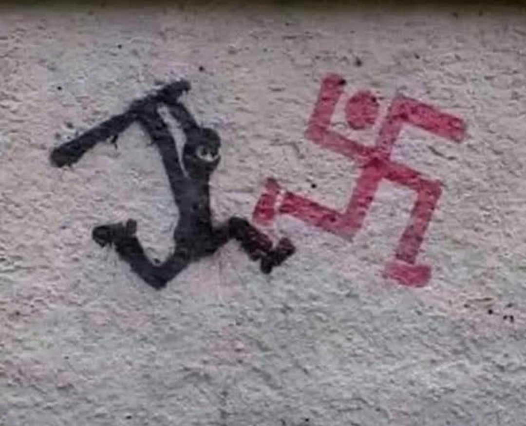 Da ragazzino alle medie per farci prestare il pallone di cuoio da quelli del liceo in ricreazione  avremmo dovuto fare il saluto fascista. Giocare con un pallone di stracci scocciati mi ha fucilato i piedi ma quel ricordo mi fa sorridere.
Tanto ...