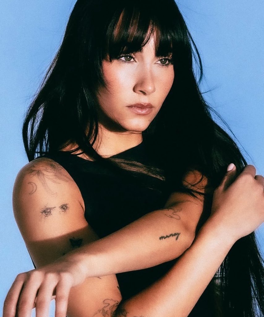 Hola! Nos ayudáis mencionando y manifestando que <a href="/Aitanax/">AITANA</a> le mande un vídeo a Olivia de apoyo o ánimo para esta semana donde cantará #SUPERESTRELLA? 

#OLIVIA es muy muy fan de Aitana como ha mencionado en muchas ocasiones y le haría muchísima ilusión. 🦋
#OTDirecto28O