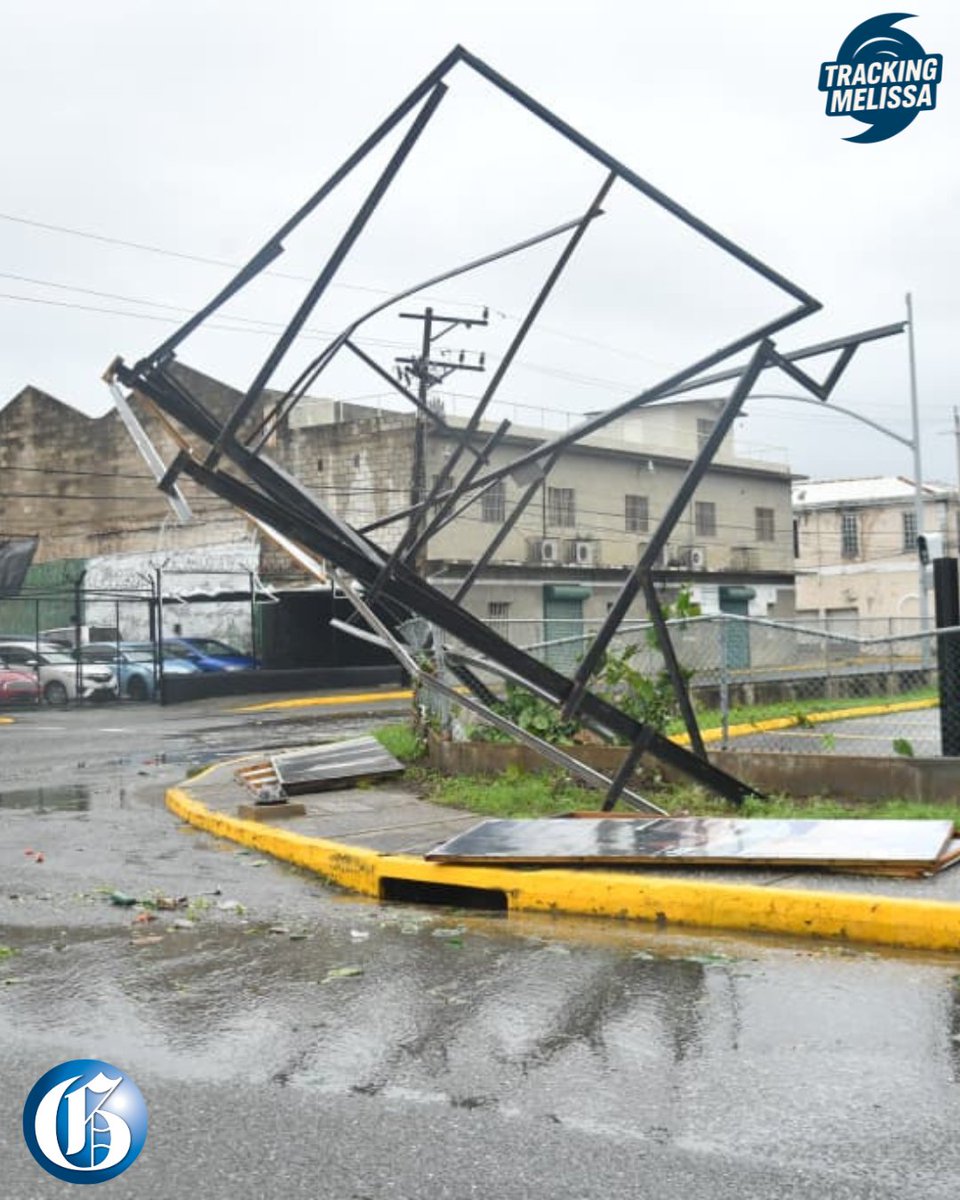 JamaicaGleaner's tweet photo. Hurricane Melissa continues to cause damage all across Jamaica. Check out scenes from different locations in Kingston that have been affected by this devastating system. #TrackingMelissa

📸: Matthew McKoy https://t.co/0zs07jCp0I