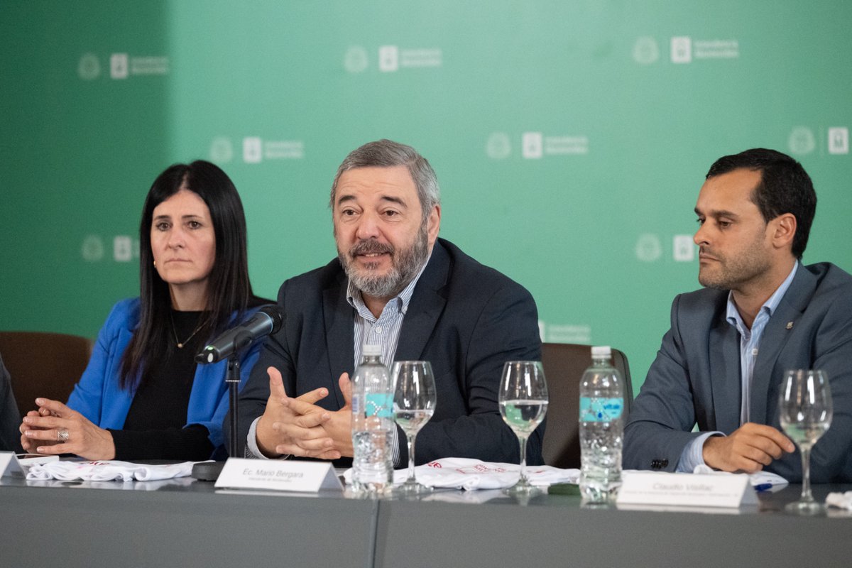 montevideoIM's tweet photo. Lanzamiento de la 30ª edición de la San Felipe y Santiago #LaCarreraDeTuCiudad🏃‍♂️🏃‍♀️

Más de 5.500 participantes por la rambla, con presencia de deportistas de élite, nacionales e internacionales, y amantes del deporte 🙌 https://t.co/DHzX1nCpTR