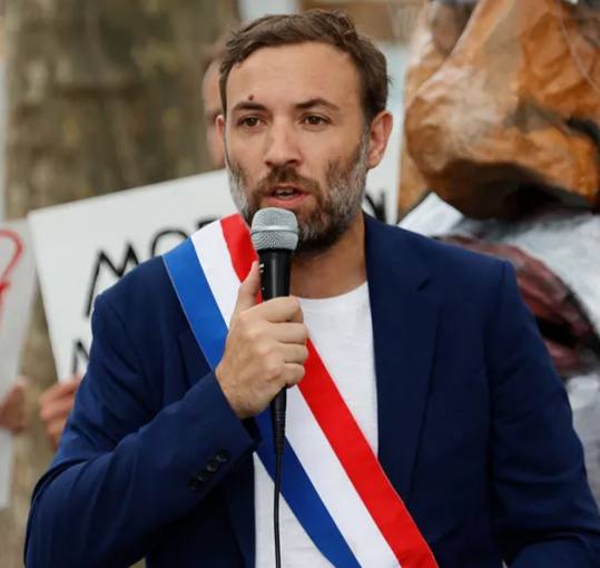 AHORA: El diputado francés Port Thomas: "El terrorista Netanyahu anunció esta noche que bombardeará la Franja de Gaza, amenazando a miles de palestinos con la muerte, para que continúe el genocidio, y el mundo mira hacia otro lado, y nunca seremos cómplices de esta masacre."