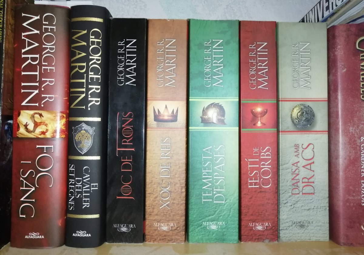 Llop_Segarrenc's tweet image. Enmig dels còmics, tinc altres menes de lectures. Afegeixo a la meva col·lecció de #CançóDeGelIFoc:

- #ElCavallerDelsSetRegnes, de @GRRMspeaking, amb il·lustracions de @GaryGianniArt, traduït per Imma Estany i publicat per @AlfaguaraES @penguinllibres aquest octubre de 2025