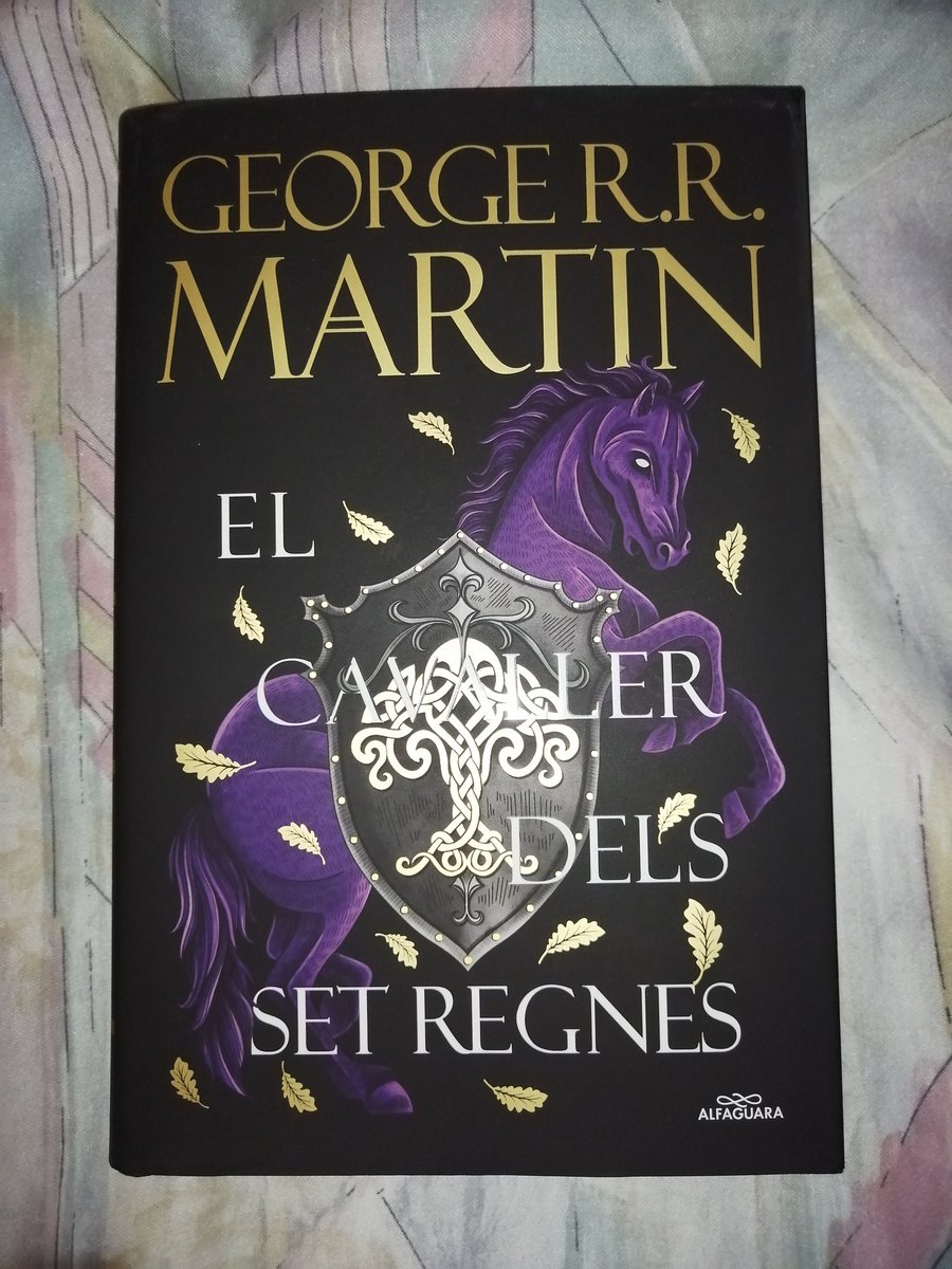 Llop_Segarrenc's tweet image. Enmig dels còmics, tinc altres menes de lectures. Afegeixo a la meva col·lecció de #CançóDeGelIFoc:

- #ElCavallerDelsSetRegnes, de @GRRMspeaking, amb il·lustracions de @GaryGianniArt, traduït per Imma Estany i publicat per @AlfaguaraES @penguinllibres aquest octubre de 2025
