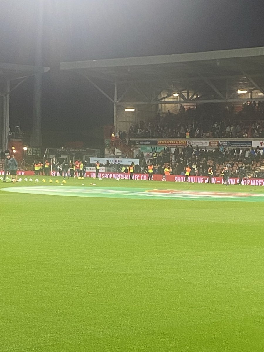 LukeSaunde1572's tweet image. Back at the Racecourse, my second home for the cup game against Cardiff, come on the town 🔴⚪️