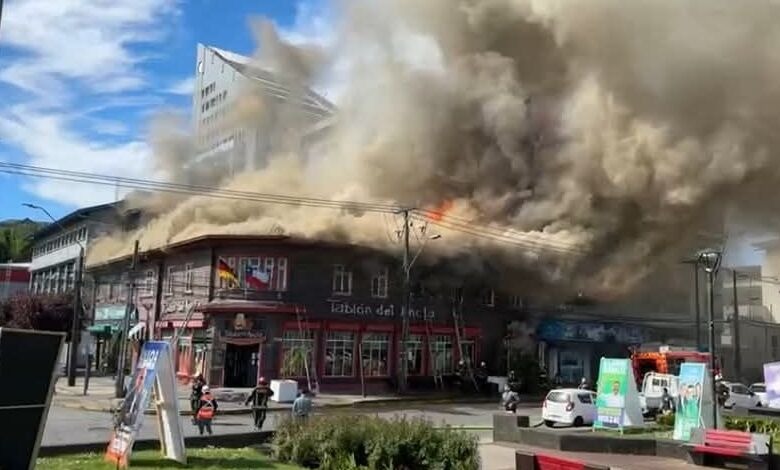 Incendio afecta al restaurante El Tablón del Ancla de Puerto Montt elinsular.cl/noticias/chilo…