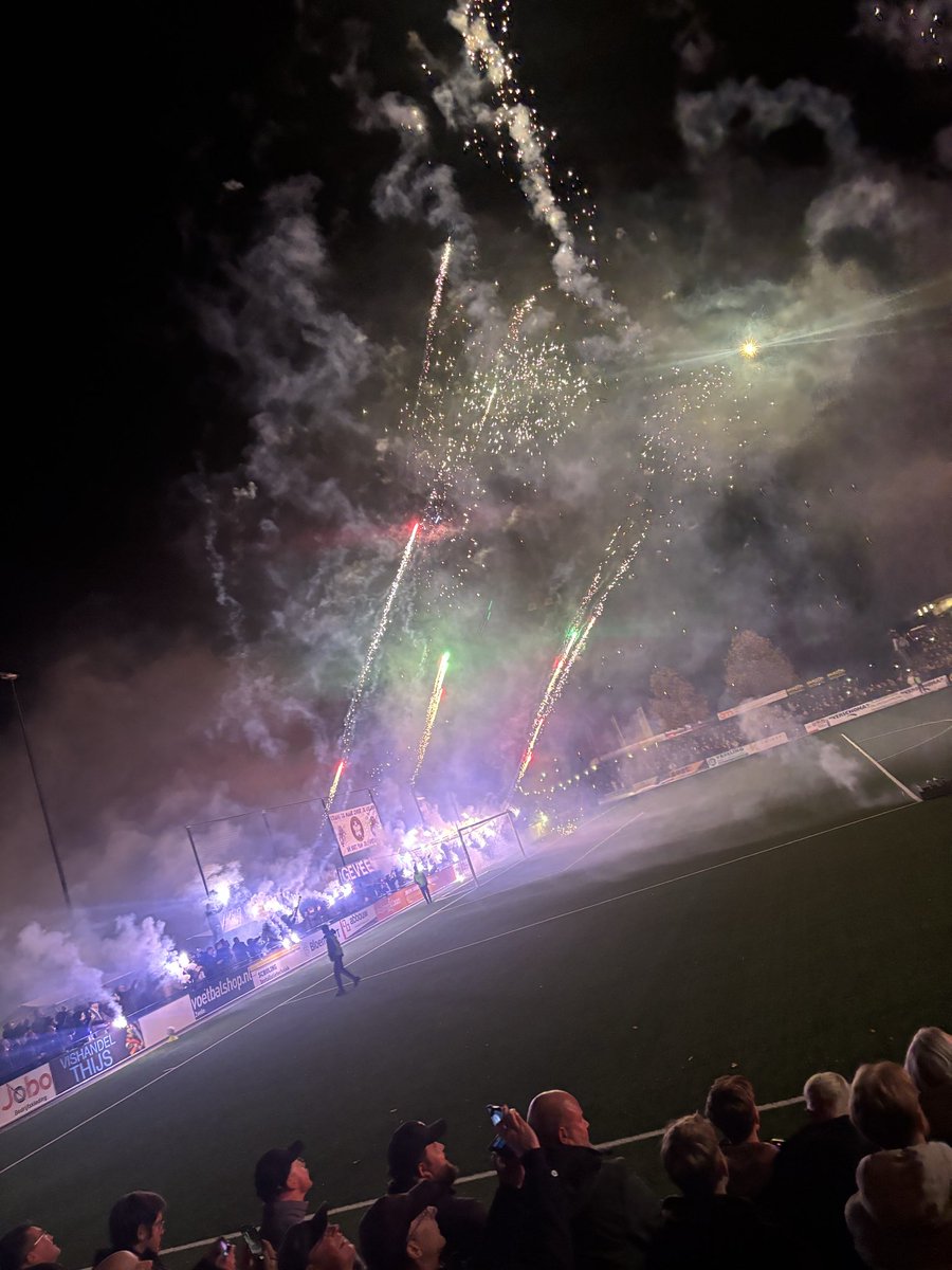 Avondje bekervoetbal in Hoogeveen, Heerlijke opkomst in ieder geval met veel vuurwerk van zowel VV Hoogeveen als FC Emmen. #Hgvemm #KNVBBeker