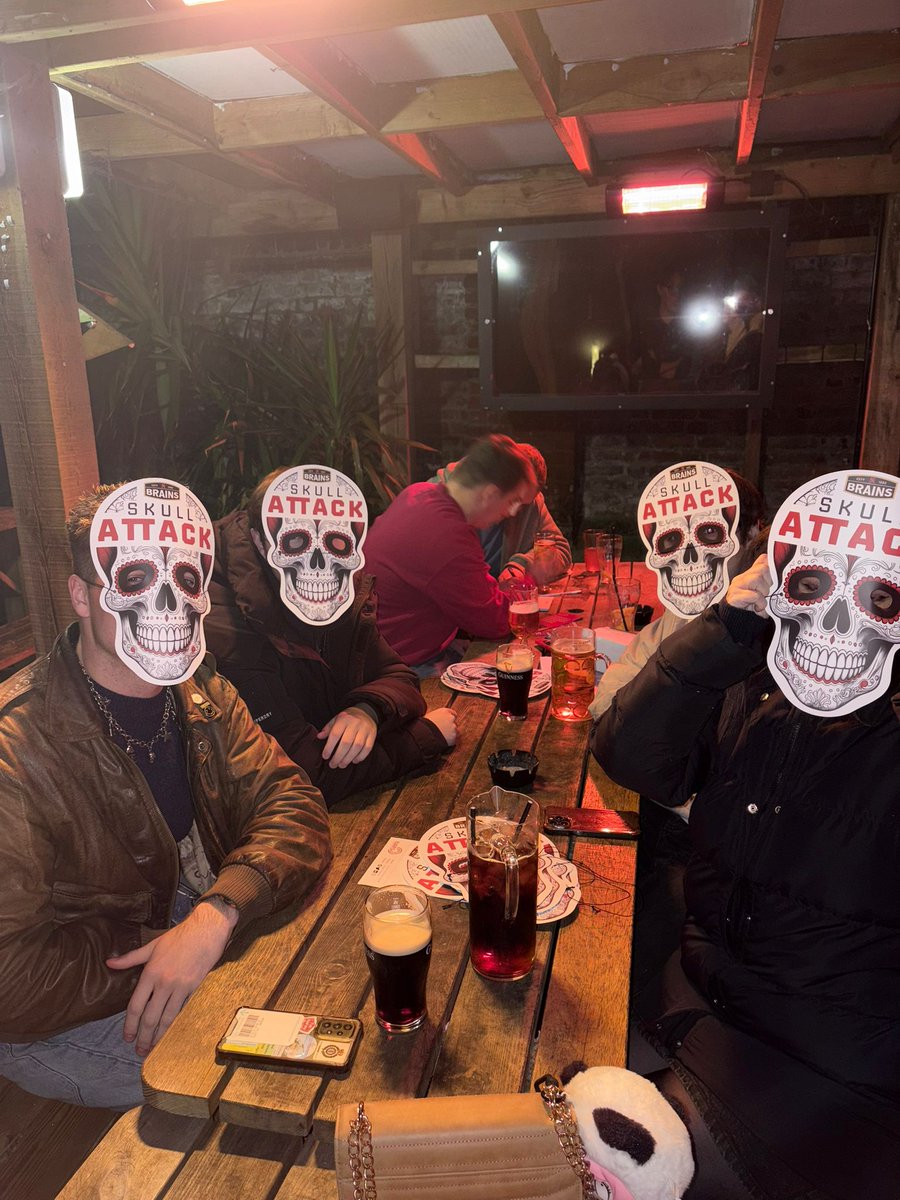TheGardenHouse5's tweet image. @brainsbrewery #halloween2025🧟‍♀️☠️👻🕸️🕷️🦇🎃quiz #Skullattack #welshbeerhereinnorwich 

Another #quiznightnorwich here and the #Brainsbeersareflowing @RealAleFinder  @craftunionpubs @pubaid