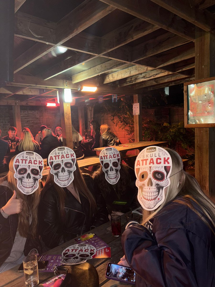 TheGardenHouse5's tweet image. @brainsbrewery #halloween2025🧟‍♀️☠️👻🕸️🕷️🦇🎃quiz #Skullattack #welshbeerhereinnorwich 

Another #quiznightnorwich here and the #Brainsbeersareflowing @RealAleFinder  @craftunionpubs @pubaid