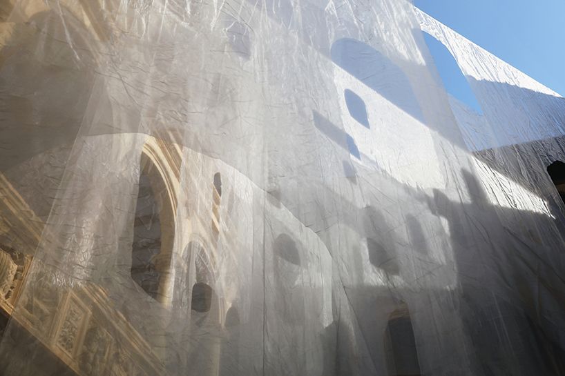translucent organza curtains float within renaissance arched courtyard in spain designboom.com/art/translucen…