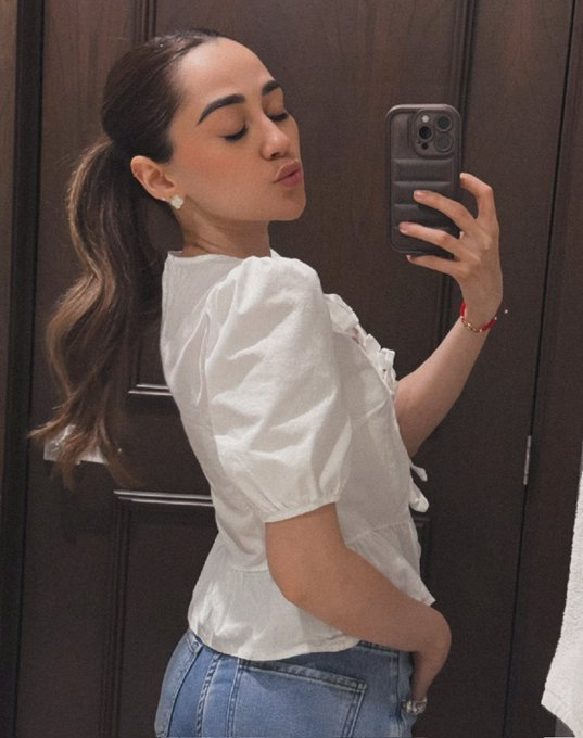 OSCARCRUZACEVES's tweet photo. SI ELLA TIENE 100 MILLONES DE FANS YO SOY UNO DE ELLOS.. SI ELLA LA FUNAN PUES A MI TAMBIEN. 
NO SOPORTARON EL BRILLO DE CAROLINA ROSS , ELLA FUE MUCHO PARA ESE REALITY LE ESPERAN DEMASIADAS COSAS  ESTOS MESES ¡A BRILLAR! #TEAMFUNADOS #LaGranjaVIP https://t.co/4AxUnqtk7V