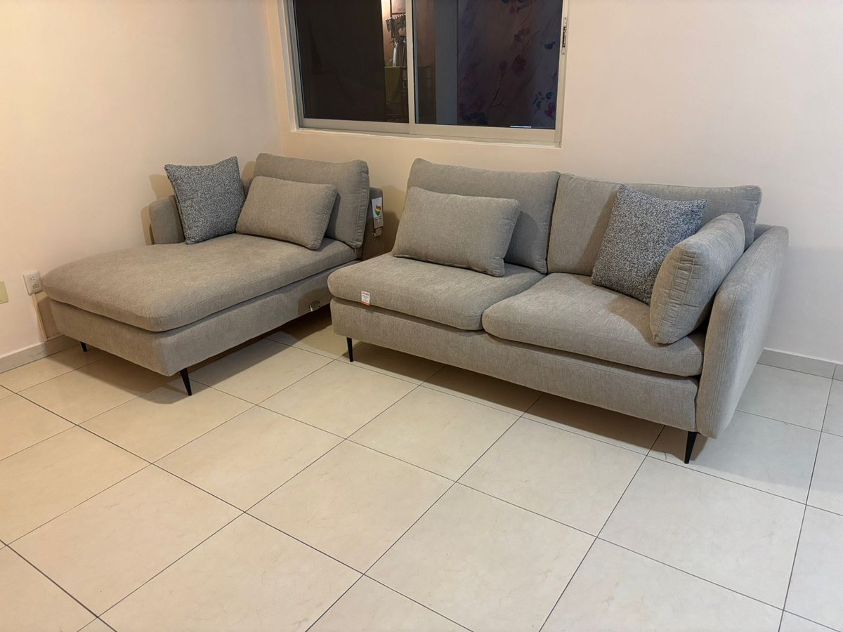 NUNCA compren en <a href="/dEuropeMX/">d'europe Muebles</a> — No sólo me enviaron una sala COMPLETAMENTE DIFERENTE y barata a la pedida, sino que para regresarla dicen que me penalizarán por el servicio. Son un montón de estafadores.

<a href="/Profeco/">Profeco</a>, ¿cómo hago mi denuncia si no aparecen en tus opciones de proveedor?