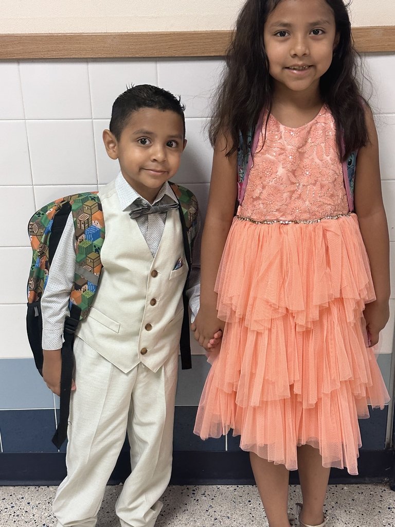 swisd_hcsa's tweet image. HCSA students formalized their stance against drugs during Red Ribbon Week.

#SWISDHEROS #RootedHiddenCove #RootedSWISD