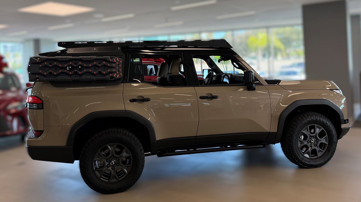 LexusSanDiego's tweet image. Built for luxury and ready to perform on and off the road. Customize your own Lexus GX to make it uniquely yours.
This Lexus GX features a Prinsu roof rack system, passenger side accessory panel, rock rails, and more.
Adventure at every turn. #LexusSanDiego #Lexus #LexusGX