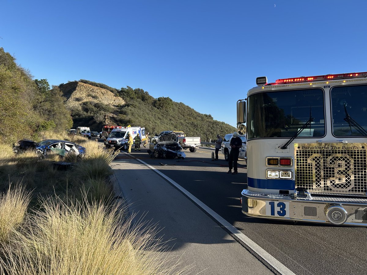 PIOSBCFireInfo's tweet image. Head on collision: HWY 154/Painted Cave Rd. Two vehicles head on collision, solo drivers, two dogs in the Tesla. Subaru driver with major injuries, Tesla driver with moderate injuries. Both were transported to a hospital. Dogs were not injured, transported to an animal shelter.…