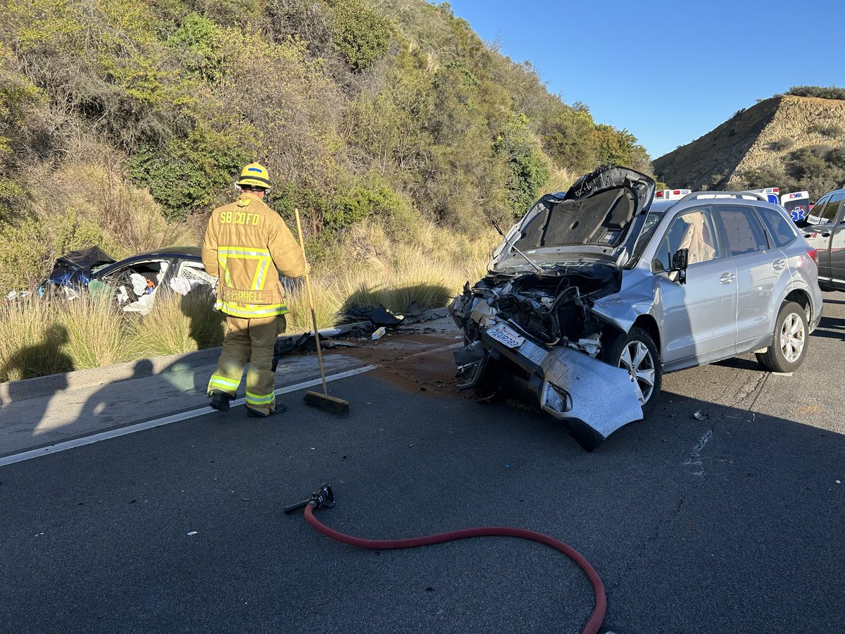 PIOSBCFireInfo's tweet image. Head on collision: HWY 154/Painted Cave Rd. Two vehicles head on collision, solo drivers, two dogs in the Tesla. Subaru driver with major injuries, Tesla driver with moderate injuries. Both were transported to a hospital. Dogs were not injured, transported to an animal shelter.…
