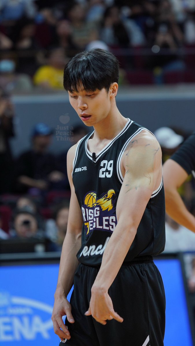 jjustapeachh's tweet image. 20251026 พี่โชนสุดๆ ⛹🏻‍♂️

#쟈니 #Johnny #DunkItJohnnySuh