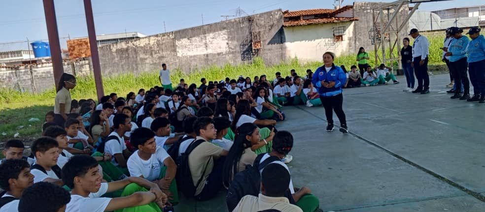 SUNAD_Apure's tweet image. #enfotos📸 Funcionaria de la @sna_apure visita el LB Clarisa Este de Trejo para crear conciencia y sensibilizar a los jóvenes sobre las consecuencias del consumo y tráfico de sustancias nocivas e ilicitas. Sembrando cultura preventiva para cosechar un país sano y seguro