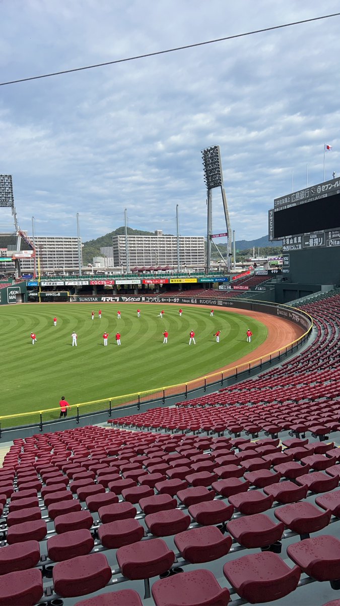 rooters33's tweet photo. 初めての広島旅行
市内と宮島を満喫してきました。
マツダスタジアムでは一軍選手の練習が見れました！

カキやお好み焼き、穴子飯
広島最高😀移住したい　笑

そして、帰路は雪景色
一気に夢から覚めちゃった😭 https://t.co/4jKbOY8vJ5