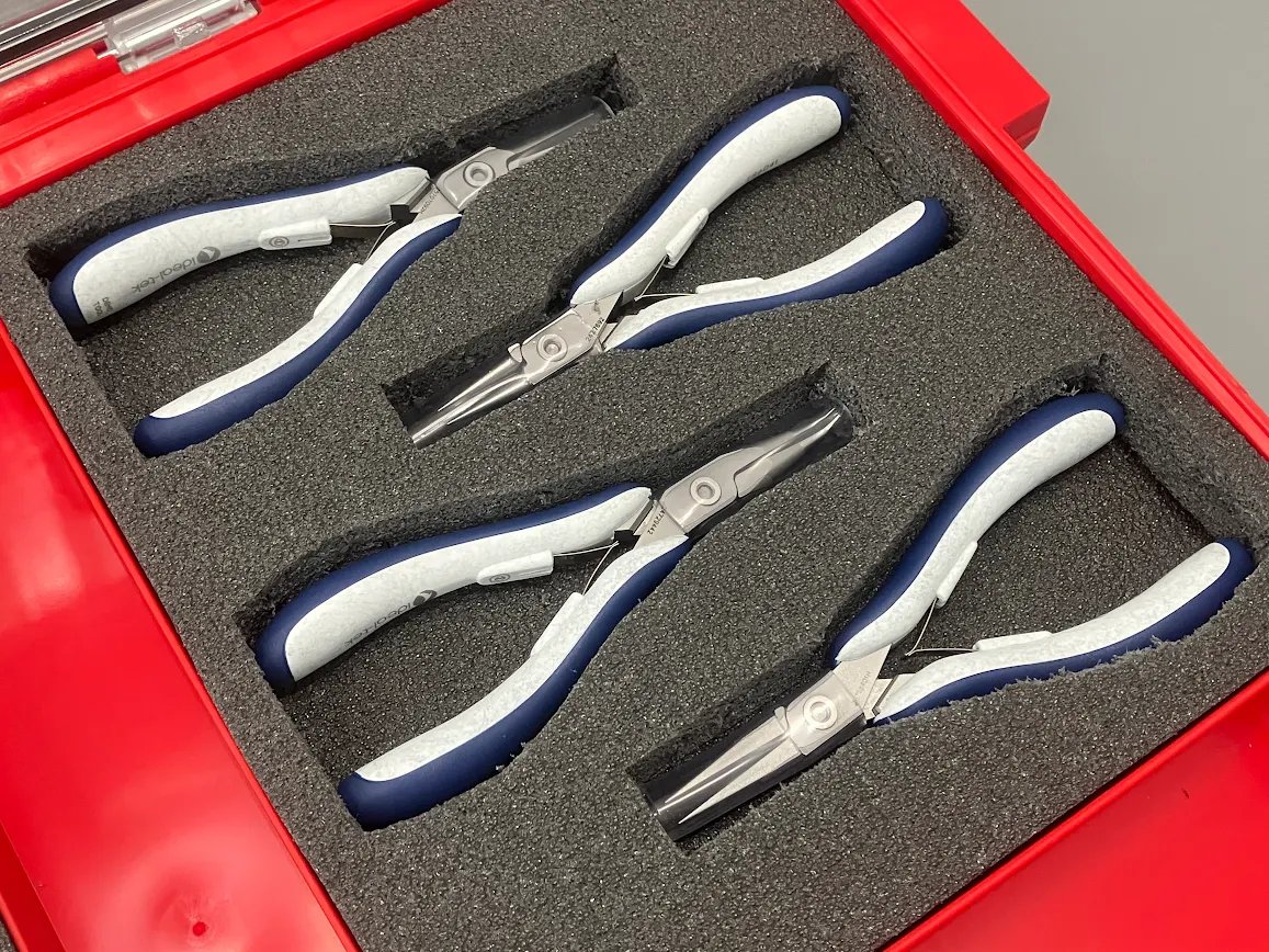 このデモキットに使用しているのはポーランドのツールボックス『QBRICK（キューブリック）』のオーガナイザー✨

2層のフォームインサート（丈夫なスポンジ）が内蔵されており、収納物の形ピッタリにカスタマイズ可能です。
０℃以下でも耐久性が落ちないプラスチック採用！

品番：5901238256601