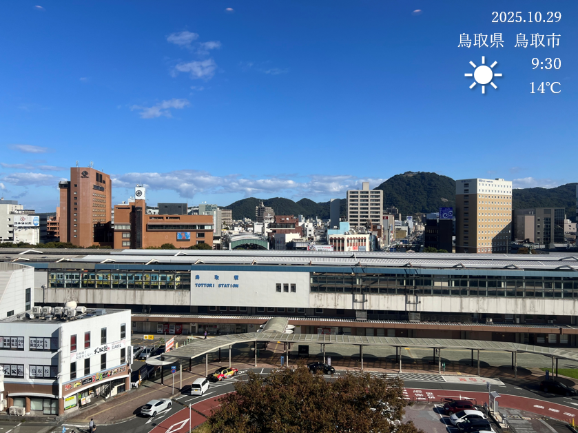 t_axis1993's tweet image. おはようございます。鳥取のアクシスです🙂
本日もきれいな秋晴れの空が広がっています📷
ハロウィンの飾りを見かけると、なんだかワクワクしてきますね🎃
金曜日の夜は仮装してイベントへ…なんて方もいるでしょうか？
皆さん、楽しい週末に向けて、本日も頑張りましょう！
#企業公式秋のフォロー祭り…