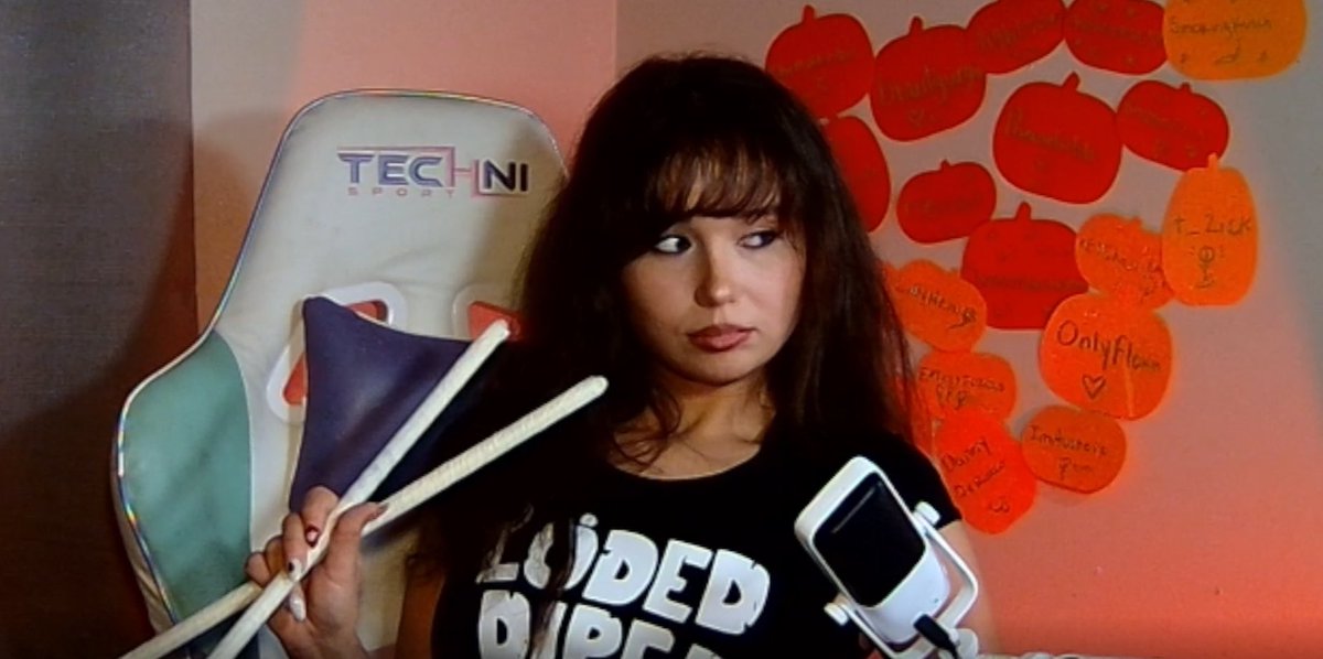 RODRICK RULES!!! HAPPY MONSTOBER

DRINKING &amp; PLAYING W FRIENDS

LIVE RN -> twitch.tv/itsbeerooke